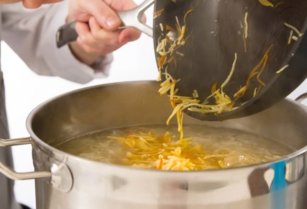 Фото шага рецепта Щи из кислой капусты 80693 шаг 9  