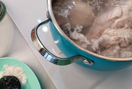 Фото шага рецепта Щи из курицы и индейки с щавелем и крапивой 152775 шаг 5  