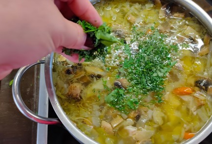 Фото шага рецепта Щи куриные с грибами 174951 шаг 20  
