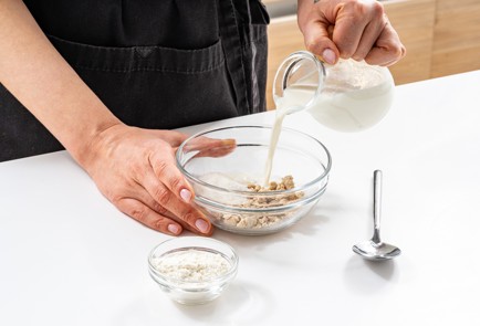 Фото шага рецепта Сдобные куличи 188910 шаг 2  