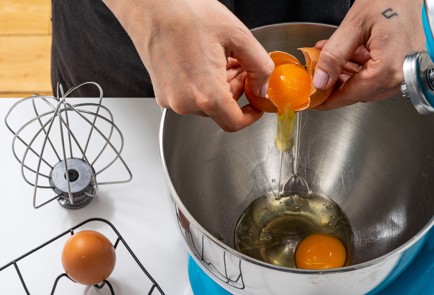 Фото шага рецепта Сдобные куличи 188910 шаг 3  