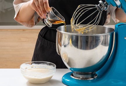 Фото шага рецепта Сдобные куличи 188910 шаг 5  