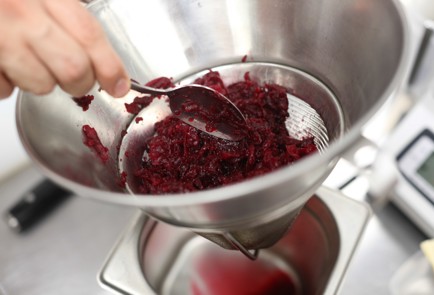 Фото шага рецепта Сельдь с картофелем луком и свеклой податски 137965 шаг 2