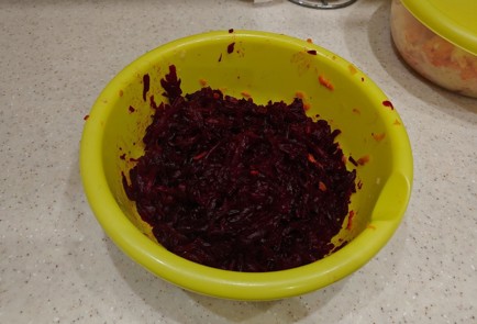 Фото шага рецепта Селедка под шубой с яблочным соусом 176166 шаг 5  