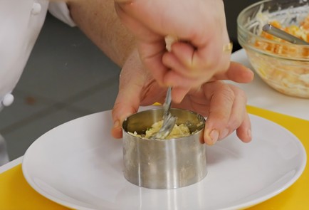 Фото шага рецепта Селедка под шубой с яблоком 91559 шаг 4  