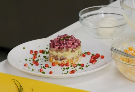 Фото шага рецепта Селедка под шубой с яблоком 91559 шаг 5  