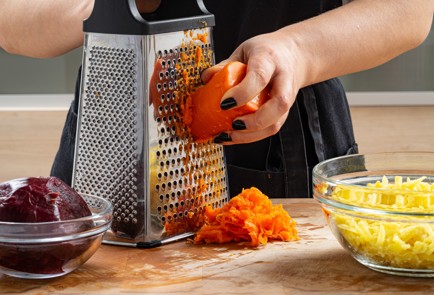 Фото шага рецепта Селедка под шубой слоями 187807 шаг 3  