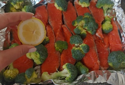 Фото шага рецепта Семга с брокколи в сливках 189491 шаг 9  