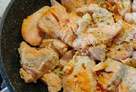 Фото шага рецепта Семга в сметанном соусе 191369 шаг 5  