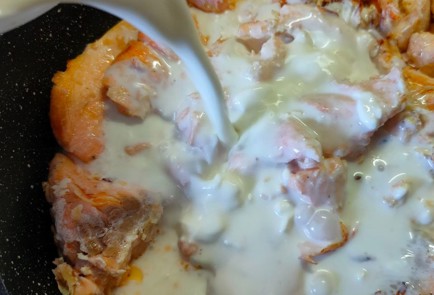 Фото шага рецепта Семга в сметанном соусе 191369 шаг 7  