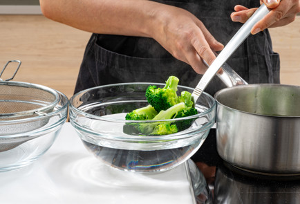 Фото шага рецепта Семга в аэрогриле с зеленым салатом 189916 шаг 3  