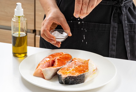 Фото шага рецепта Семга в аэрогриле с зеленым салатом 189916 шаг 4  