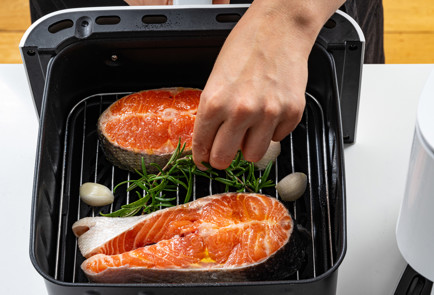 Фото шага рецепта Семга в аэрогриле с зеленым салатом 189916 шаг 5  