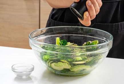 Фото шага рецепта Семга в аэрогриле с зеленым салатом 189916 шаг 8  