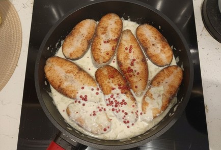 Фото шага рецепта Семга в сливках 191142 шаг 9  