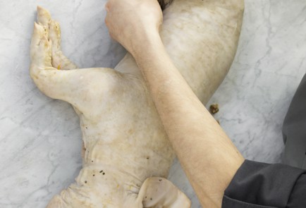 Фото шага рецепта Семипрестольный молочный поросенок 40742 шаг 4