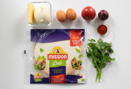 Фото шага рецепта Сэндвич на завтрак с омлетом помидорами и сыром 139866 шаг 1  