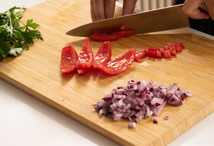 Фото шага рецепта Сэндвич на завтрак с омлетом помидорами и сыром 139866 шаг 2  