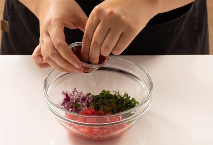 Фото шага рецепта Сэндвич на завтрак с омлетом помидорами и сыром 139866 шаг 3  