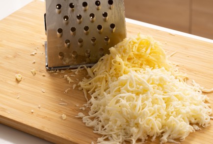 Фото шага рецепта Сэндвич на завтрак с омлетом помидорами и сыром 139866 шаг 4  