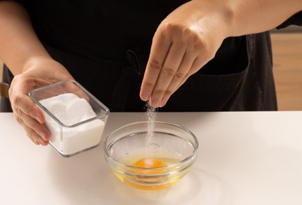 Фото шага рецепта Сэндвич на завтрак с омлетом помидорами и сыром 139866 шаг 5  