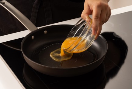 Фото шага рецепта Сэндвич на завтрак с омлетом помидорами и сыром 139866 шаг 6  