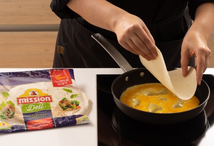 Фото шага рецепта Сэндвич на завтрак с омлетом помидорами и сыром 139866 шаг 7  