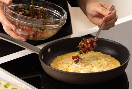 Фото шага рецепта Сэндвич на завтрак с омлетом помидорами и сыром 139866 шаг 8  