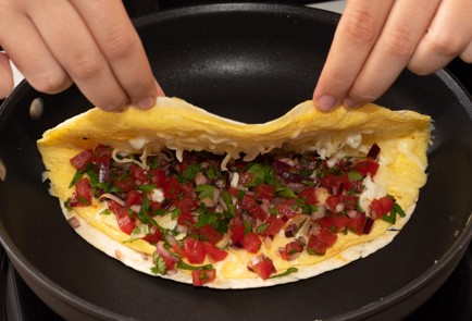 Фото шага рецепта Сэндвич на завтрак с омлетом помидорами и сыром 139866 шаг 9  