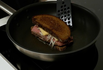 Фото шага рецепта Сэндвич Рубен 140069 шаг 10  