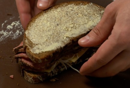 Фото шага рецепта Сэндвич Рубен 140069 шаг 9  