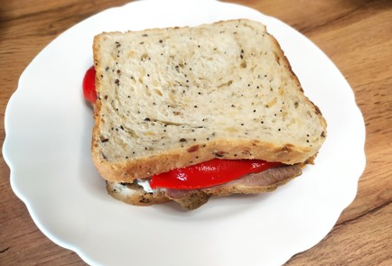 Фото шага рецепта Сэндвич с бужениной и запеченным перцем 189208 шаг 10  