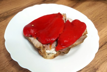 Фото шага рецепта Сэндвич с бужениной и запеченным перцем 189208 шаг 9  