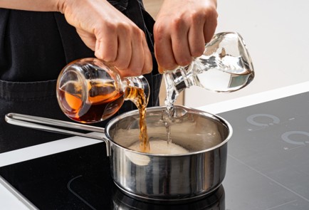 Фото шага рецепта Сэндвич с пастрами сыром и маринованным луком 188034 шаг 2  