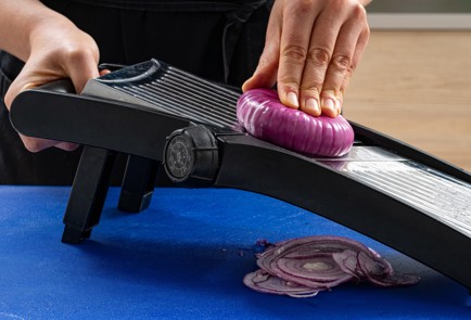 Фото шага рецепта Сэндвич с пастрами сыром и маринованным луком 188034 шаг 3  