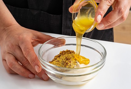 Фото шага рецепта Сэндвич с пастрами сыром и маринованным луком 188034 шаг 4  