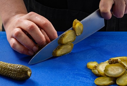 Фото шага рецепта Сэндвич с пастрами сыром и маринованным луком 188034 шаг 5  