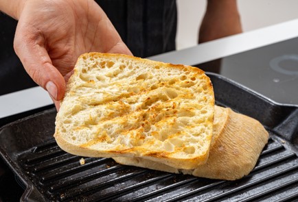 Фото шага рецепта Сэндвич с пастрами сыром и маринованным луком 188034 шаг 6  