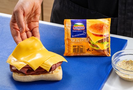 Фото шага рецепта Сэндвич с пастрами сыром и маринованным луком 188034 шаг 7  