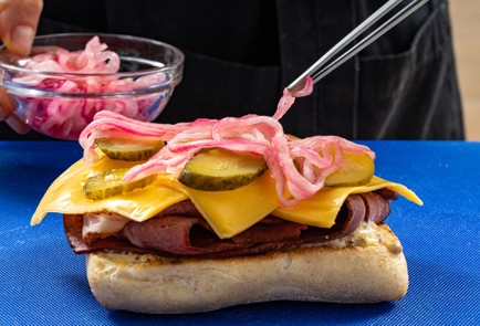 Фото шага рецепта Сэндвич с пастрами сыром и маринованным луком 188034 шаг 8  