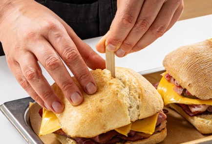 Фото шага рецепта Сэндвич с пастрами сыром и маринованным луком 188034 шаг 9  