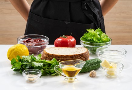 Фото шага рецепта Сэндвич с печенью и дзадзики 175901 шаг 1  