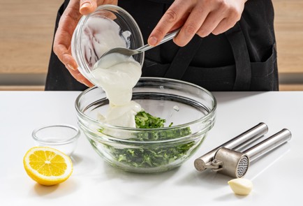 Фото шага рецепта Сэндвич с печенью и дзадзики 175901 шаг 3  