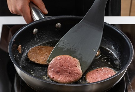 Фото шага рецепта Сэндвич с печенью и дзадзики 175901 шаг 7  