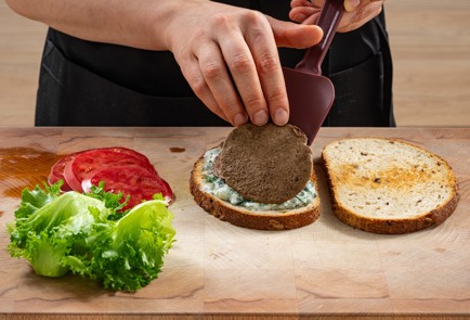 Фото шага рецепта Сэндвич с печенью и дзадзики 175901 шаг 9  