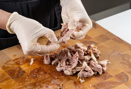 Фото шага рецепта Сэндвич с рваной свининой 191065 шаг 6  