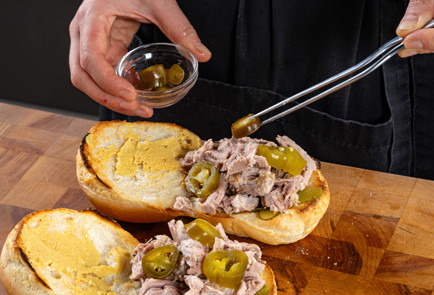 Фото шага рецепта Сэндвич с рваной свининой 191065 шаг 8  