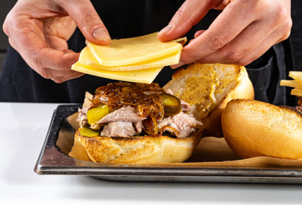 Фото шага рецепта Сэндвич с рваной свининой 191065 шаг 9  