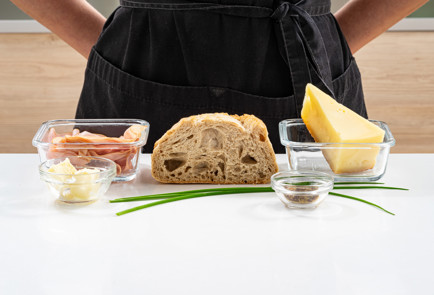 Фото шага рецепта Сэндвич с ветчиной и сыром в аэрогриле 189333 шаг 1