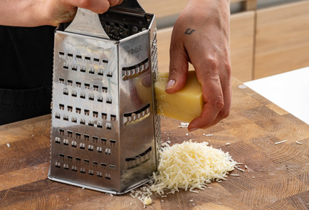 Фото шага рецепта Сэндвич с ветчиной и сыром в аэрогриле 189333 шаг 2